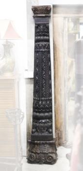 Bohatě řezaný sloup Bohatě řezaný sloup