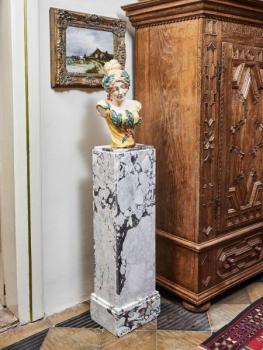 Mramorový podstavec ve stylu art deco Mramorový podstavec ve stylu art deco