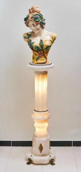 Alabastrový podstavec s osvětlením a mosazí Alabastrový podstavec s osvětlením a mosazí